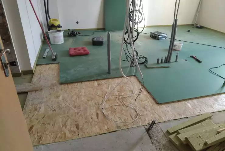 prostupy s rozvody vody a topení vedených v podlaze