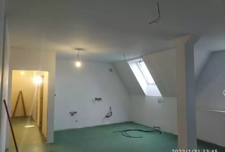 hlavní místnost bytu s podlahou připravenou na pokládku vinylu