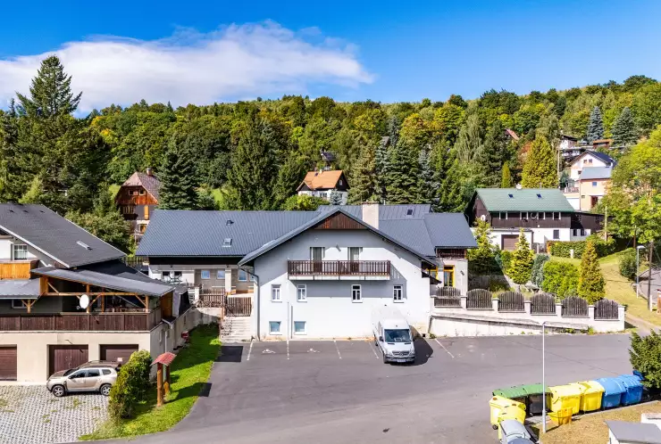 pohled na hotel z parkoviště