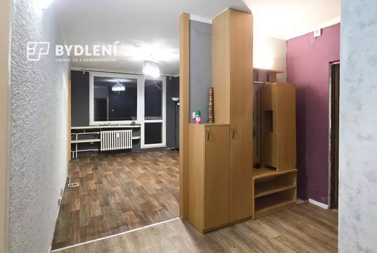 pohled z předsíně do obývacího pokoje