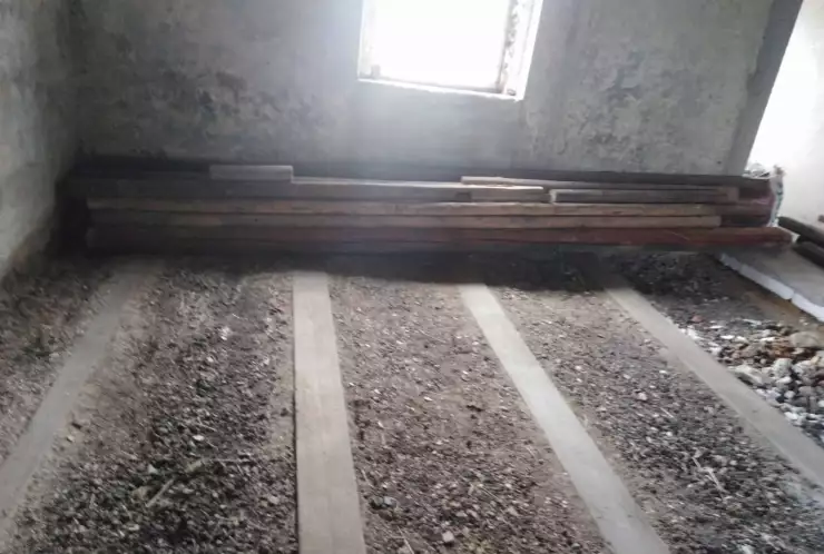 původní podlaha ve starším cihlovém domě