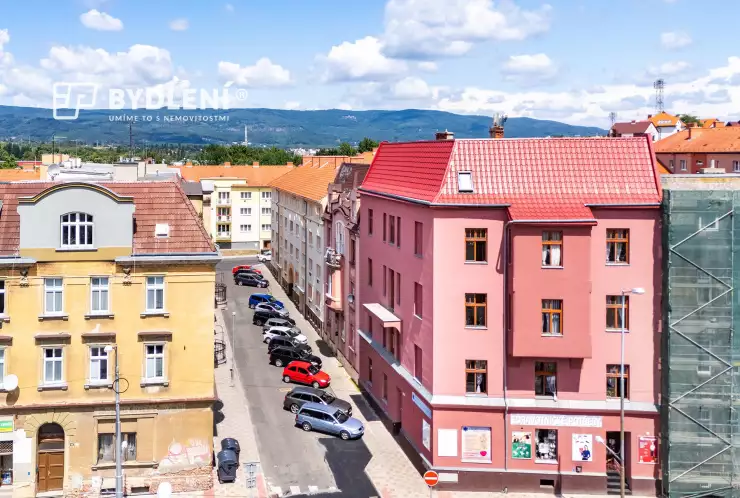 dům a sousední domy