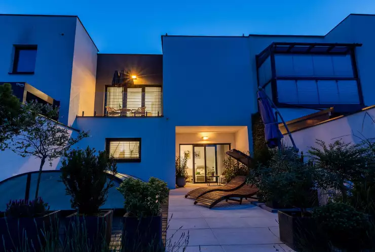 Večerní terasa s bazénem