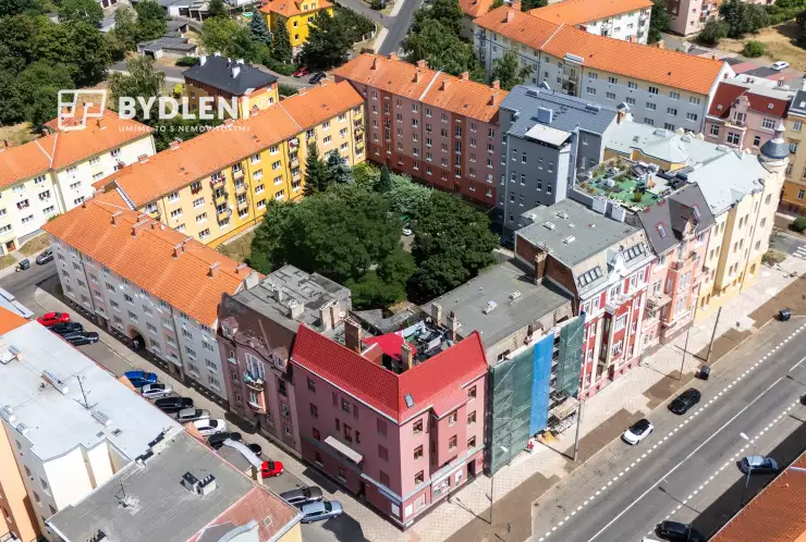 dům a sousední domy