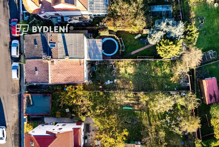 dům a pozemek ze shora