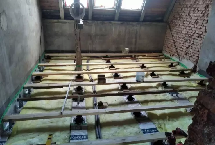 vyrovnání podlahy pomocí terčů s trámky