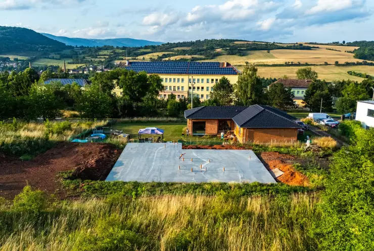 pozemek se základovou deskou