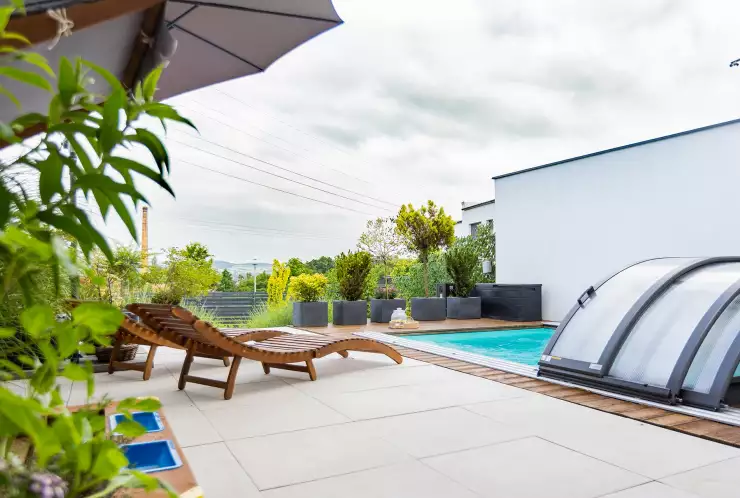 Pohled na terasu od domu