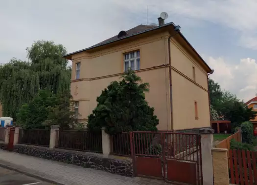 Vícegenerační vila, Husova, Novosedlice