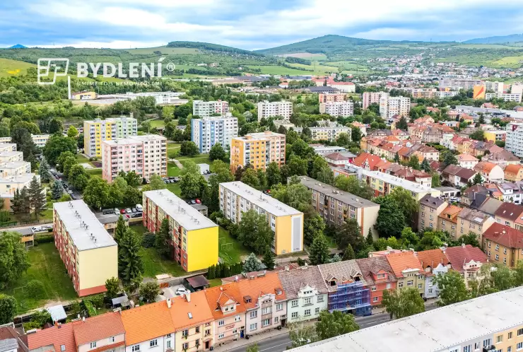 panelový dům a okolí