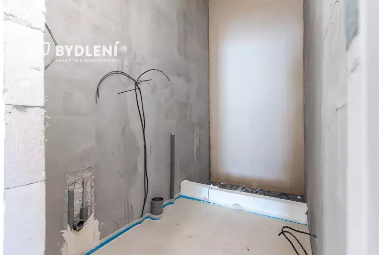 Menší koupelna se sprchovým koutem   wc