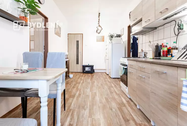 kuchyň s jídelním stolem