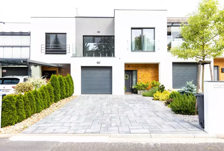 Pohled na dům z ulice