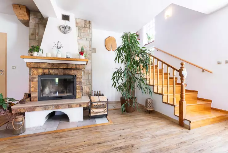 obývací pokoj s krbem