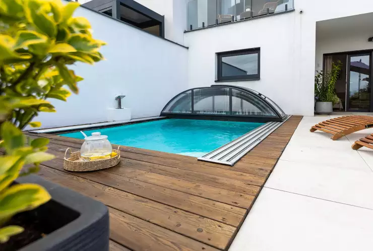 Vyhřívaný, krytý bazén s vodopádem