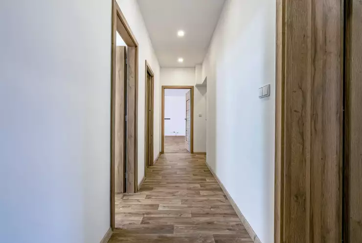 Chodba spojující všechny místnosti v bytě