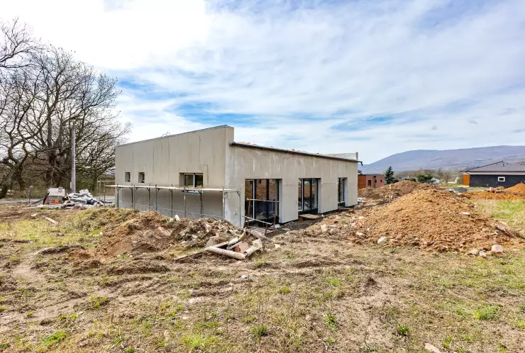 Pohled na dům - duben 2026