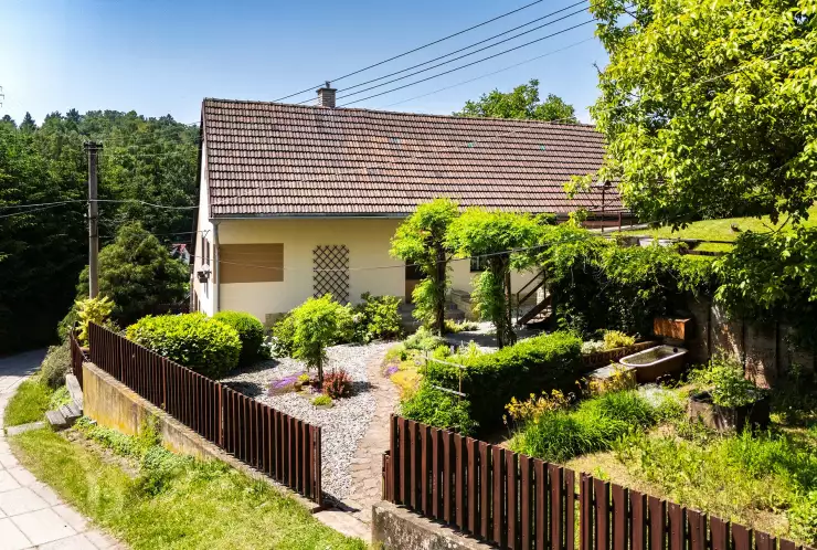 dům s oploceným pozemkem