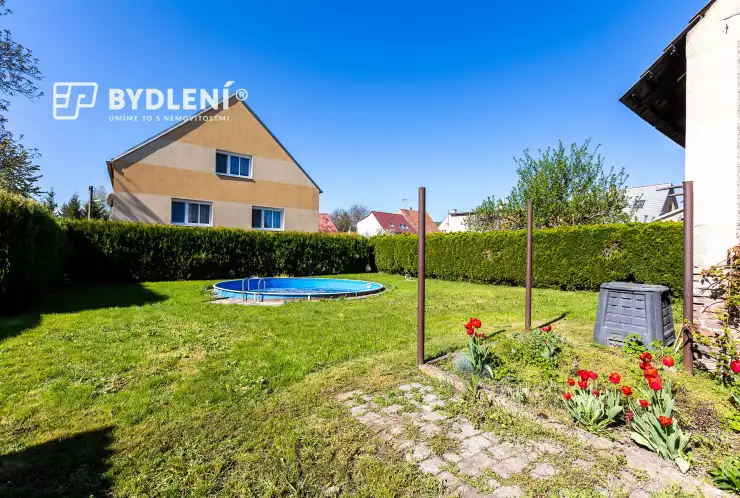 zahrada s bazénem