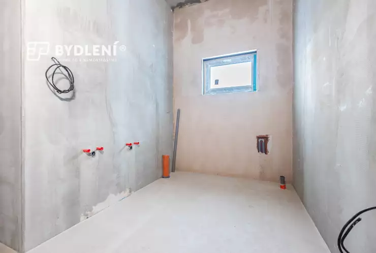 Větší koupelna s vanou   wc