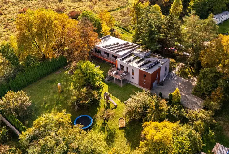 pohled na dům a zahradu