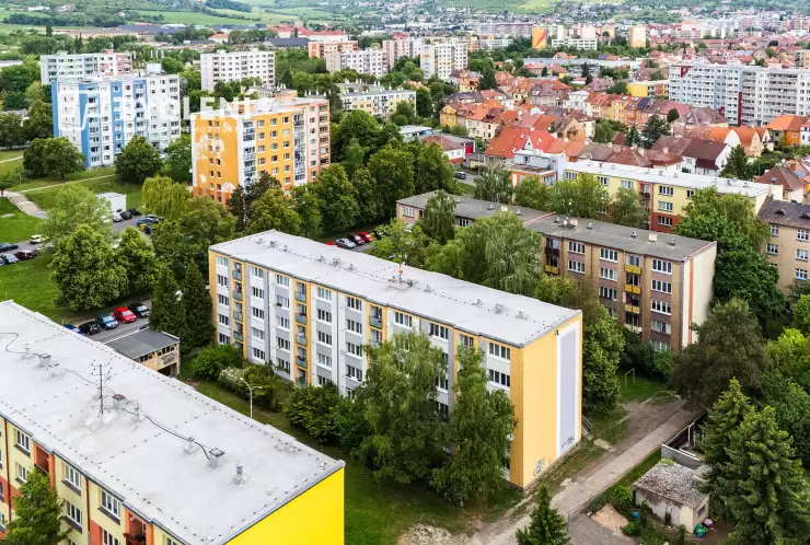 panelový dům a okolí