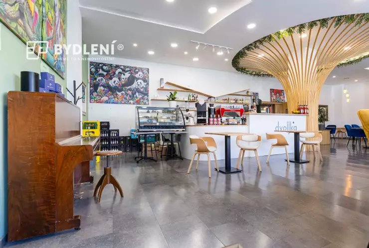 pohled při vstupu do kavárny