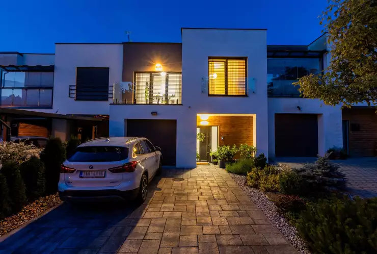 Večerní pohled na dům z ulice