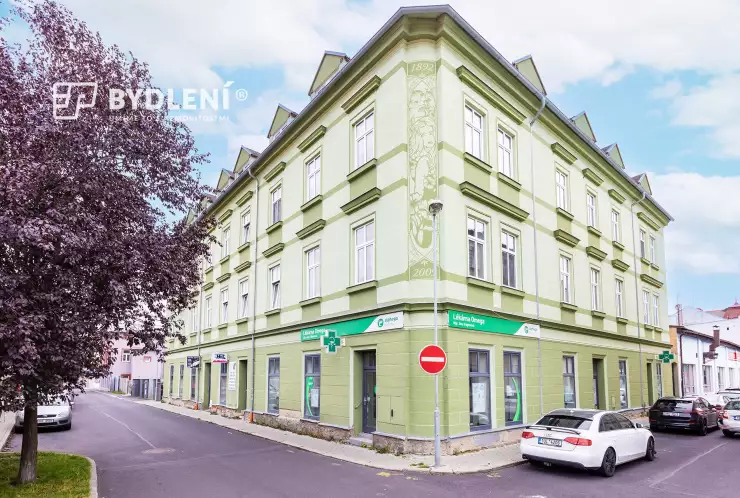 budova s prostory k podnájmu