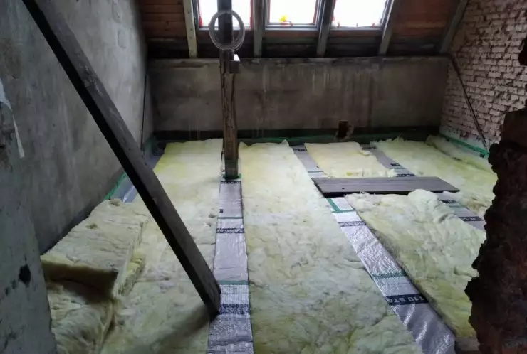 zateplení podlahy minerální vatou mezi trámy