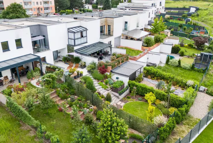 Pohled na dům se zahradou