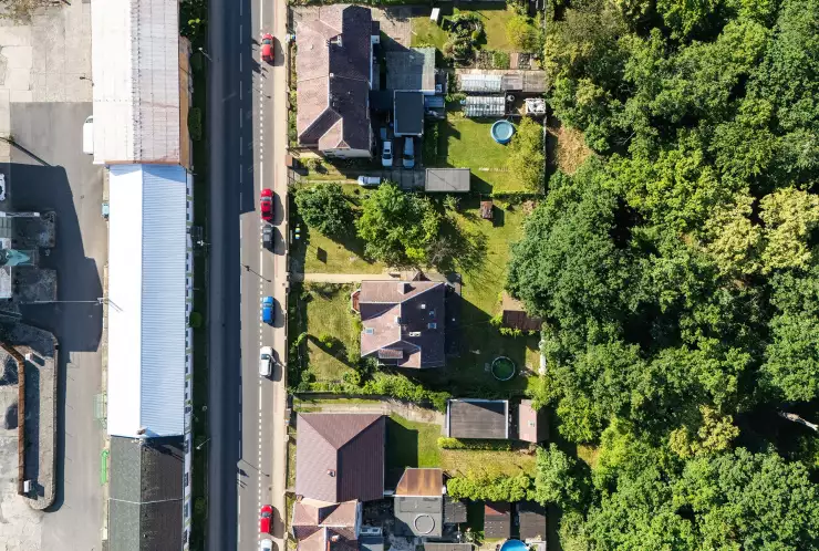 dům a zahrada zeshora