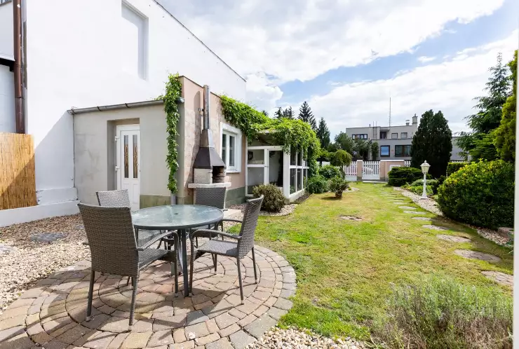 Pohled od domu směrem do ulice