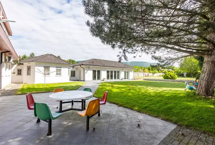 zahrada s posezením