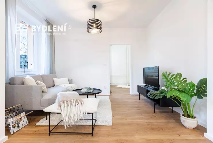 Obývací část s dveřmi do ložnice