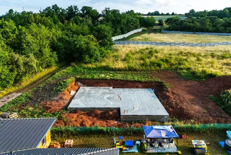 pozemek se základovou deskou