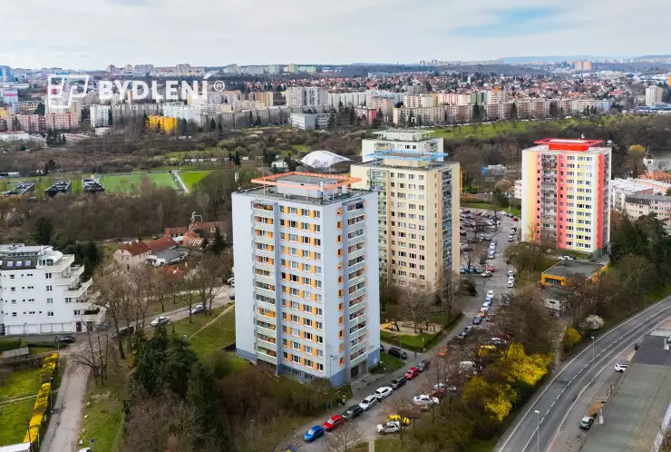 pohled na dům a okolí