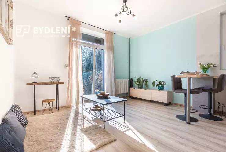 obývací pokoj se vstupem na zahradu