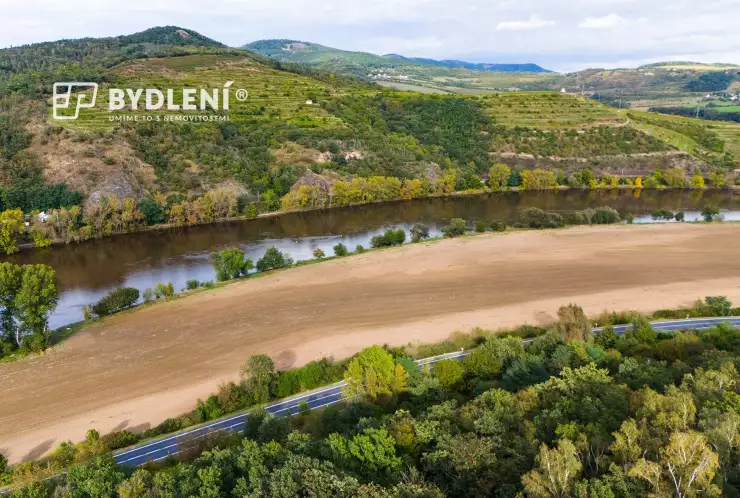 Pohled od pozemku k Labi