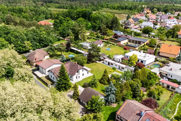 pohled na dům a okolí