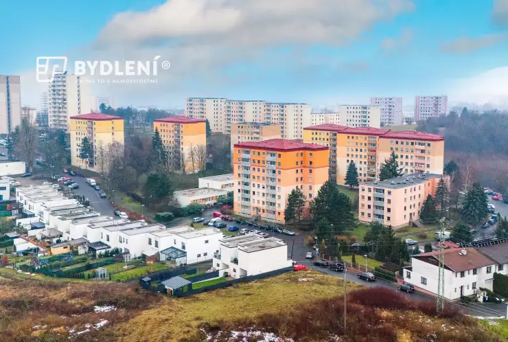 pohled na panelový dům a okolí