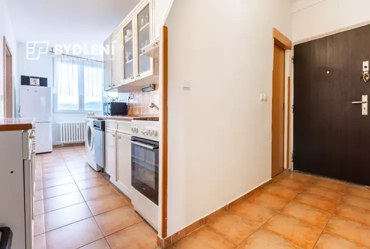 pohled z chodby do kuchyně