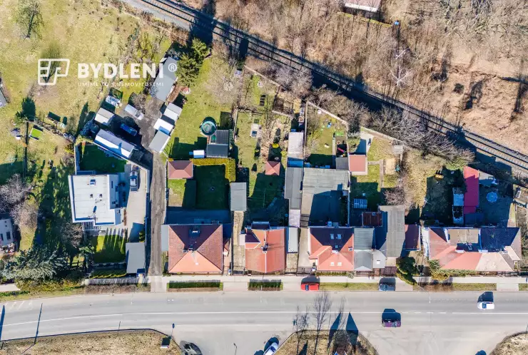 dům se zahradou a okolí