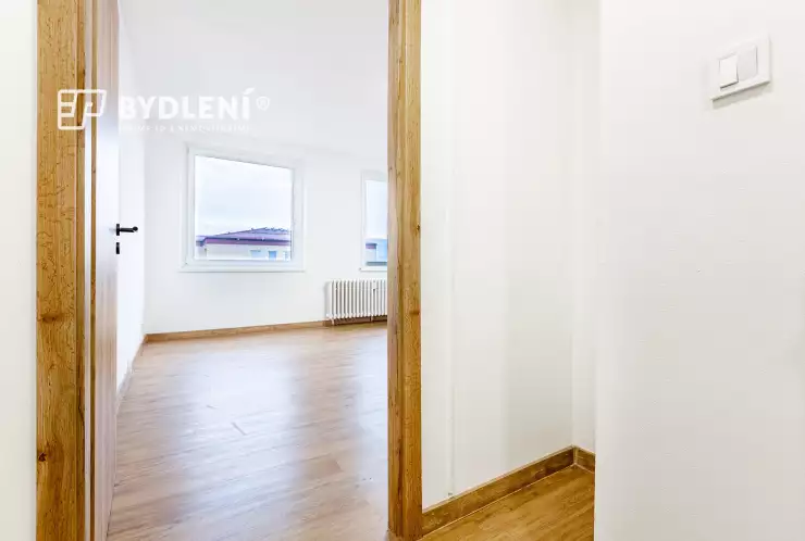 pohled z chodby do obývacího pokoje