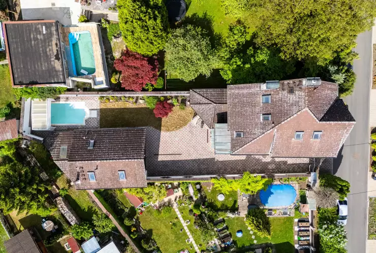 pohled na dům a zahradu z vrchu