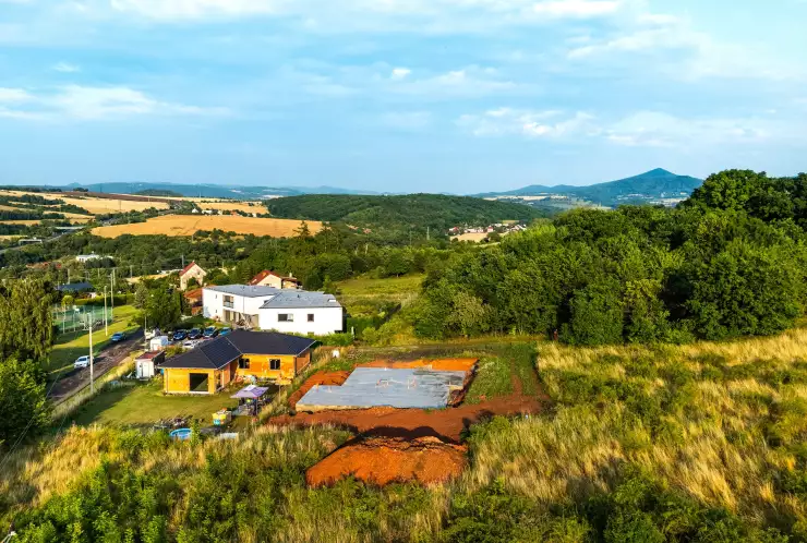 pozemek se základovou deskou