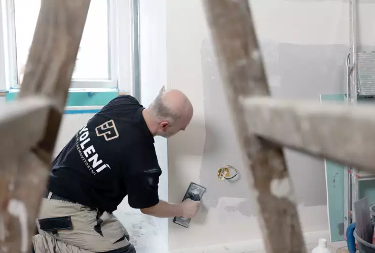 Sádrování a broušení vnějších příček koupelny