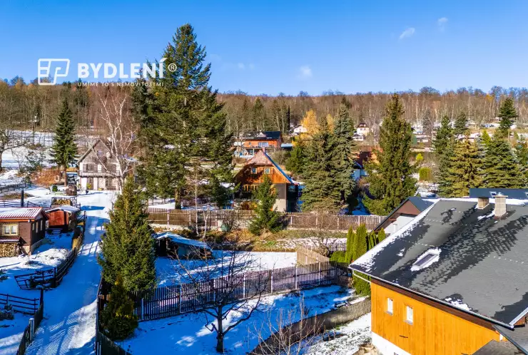 Pozemek je oplocený