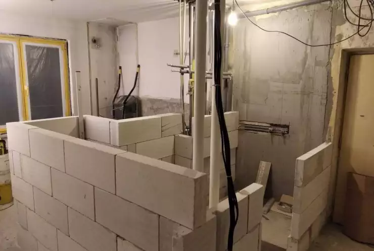 zdění příčky nové koupelny z Ytongu