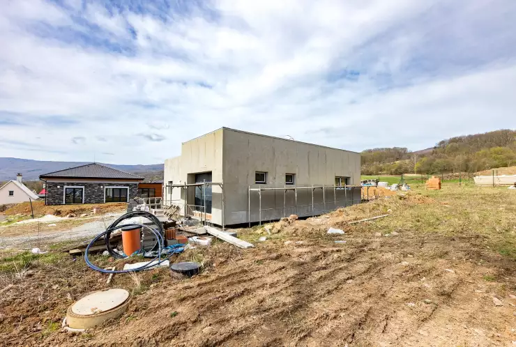 Pohled na dům z boku - duben 2026